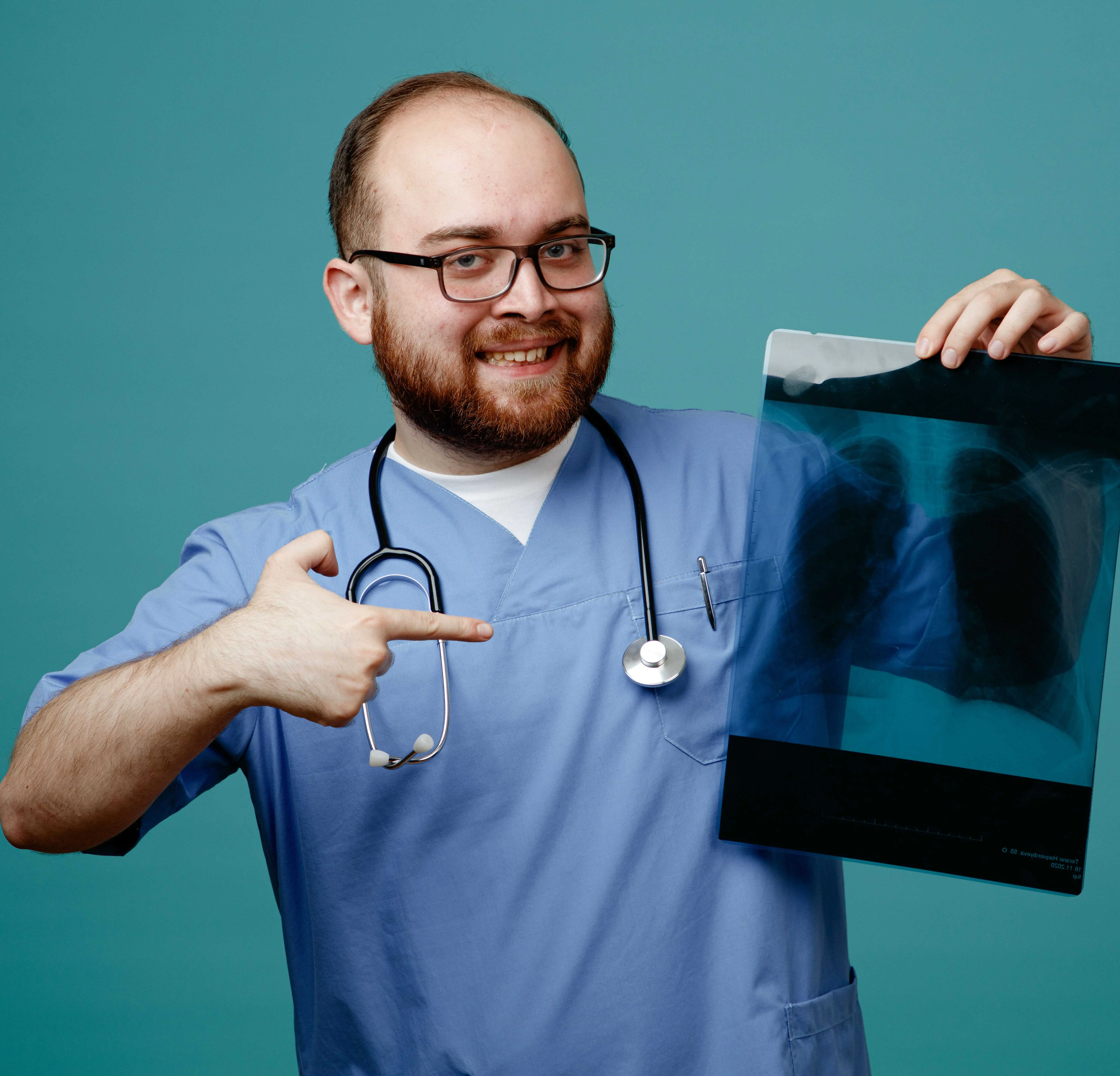 image alt <a href="https://ru.freepik.com/free-photo/bearded-man-doctor-in-uniform-with-stethoscope-around-neck-wearing-glasses-holding-lung-xray-happy-and-positive-pointing-with-index-finger-at-it-smiling-standing-over-blue-background_28694742.htm#query=%D0%BF%D1%80%D0%B8%D0%B2%D0%B5%D1%82%20%D1%80%D0%B5%D0%BD%D1%82%D0%B3%D0%B5%D0%BD&position=13&from_view=search&track=ais">Изображение от stockking</a> на Freepik